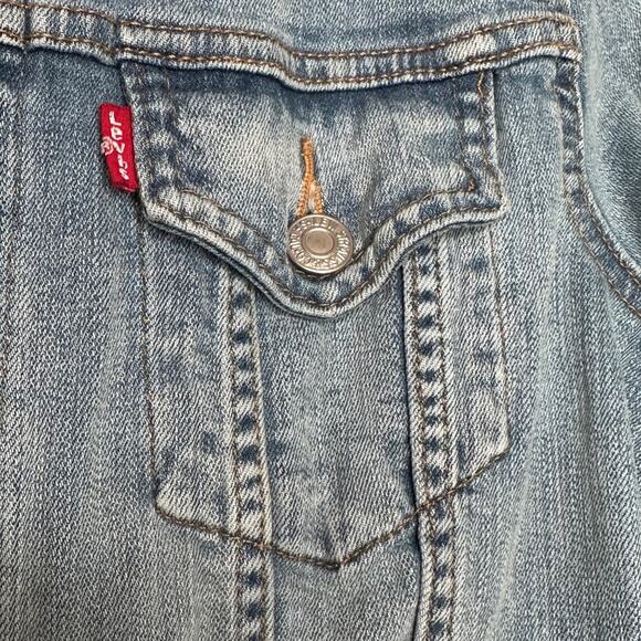 Levi's Women's Original Trucker Jacket, Light Wash (Jeanie), Size Large - Picture 7 of 10